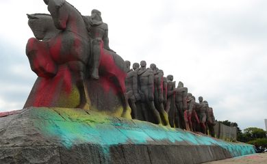 São Paulo - O Monumento às Bandeiras, no Parque do Ibirapuera, amanheceu pichado com tintas coloridas  (Rovena Rosa/Agência Brasil)