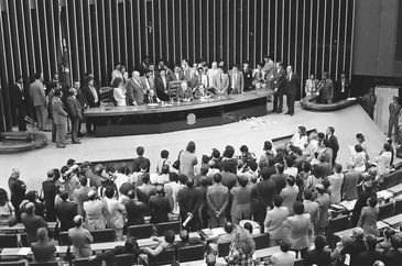 Promulgação da Constituição Federal de 1988. Ulysses Guimarães discursa no encerramento dos trabalhos da Assembleia Constituinte.