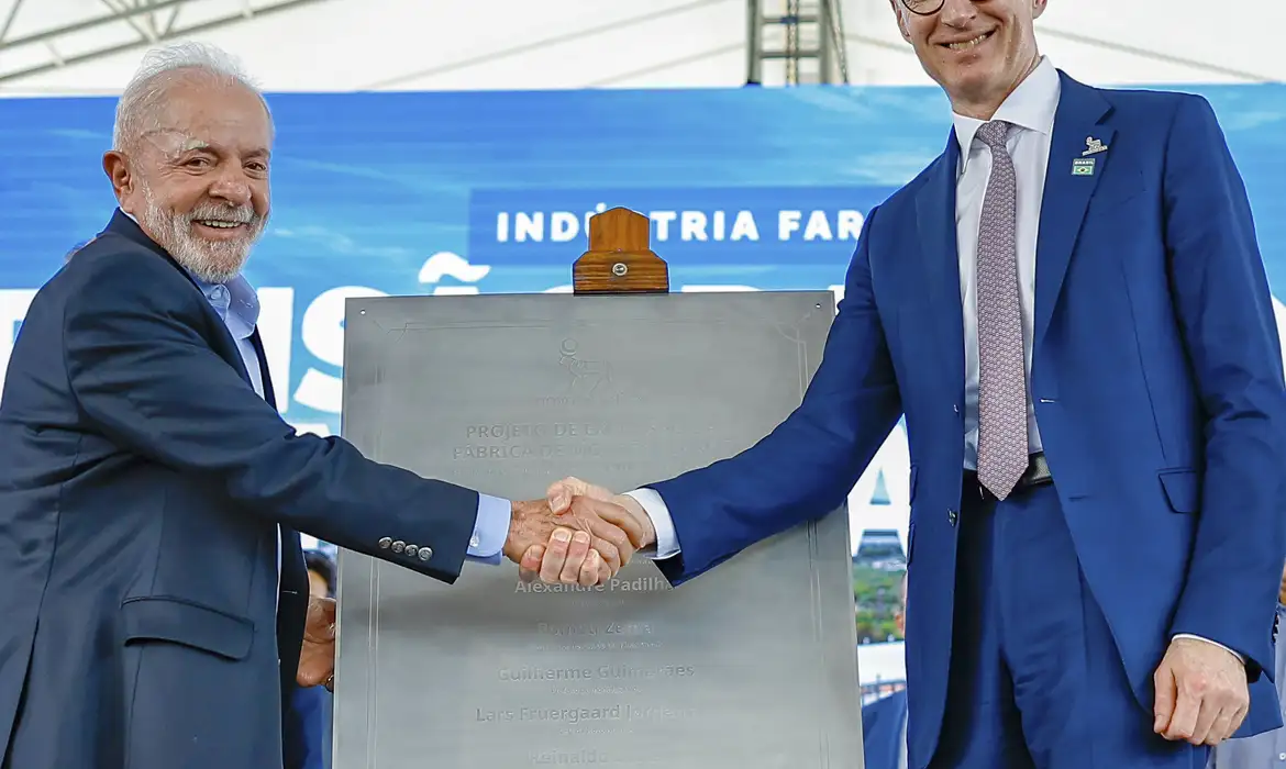 Presidente da República, Luiz Inácio Lula da Silva e o presidente da Novo Nordisk, Lars Fruergaard Jørgensen, durante a visita e cerimônia de inauguração da Fábrica da Novo Nordisk.
Fábrica da Novo Nordisk, Montes Claros - MG.

Foto: Ricardo Stuckert / PR