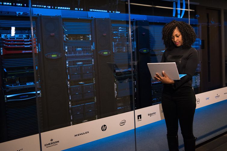 Internet oferece uma série de recursos para o trabalho a distância Internet oferece uma série de recursos para o trabalho a distância