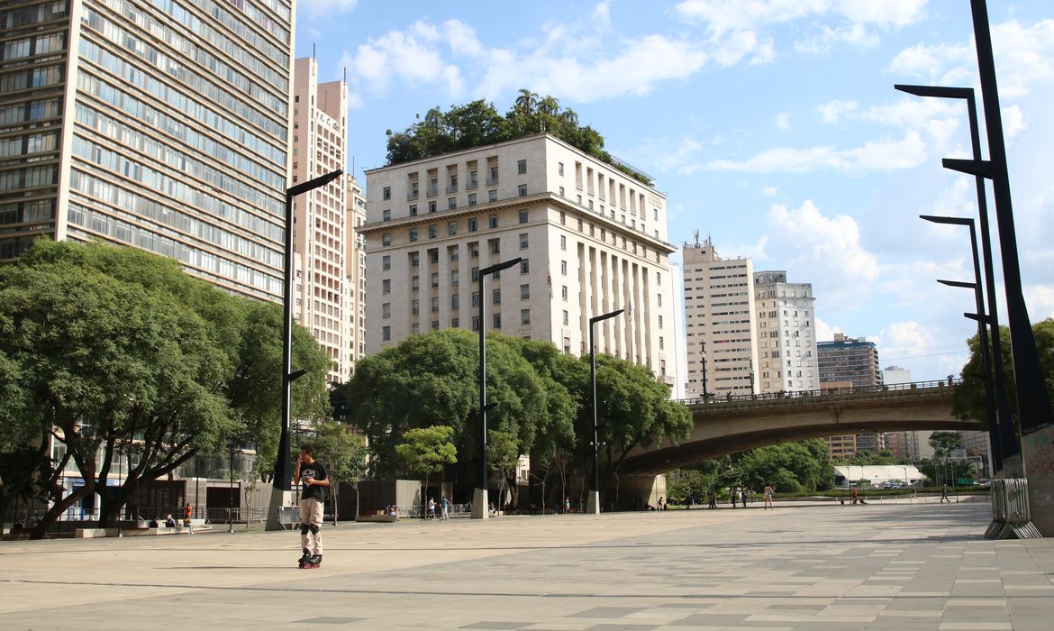 Pessoas praticam atividade física no Vale do Anhangabaú, centro da capital paulista.