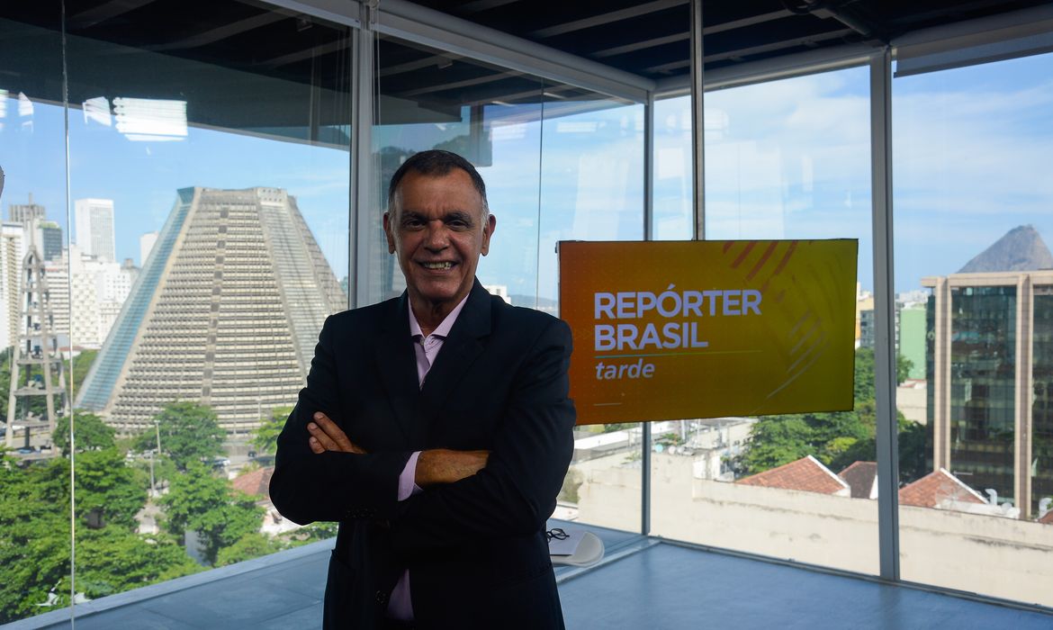 Rio de Janeiro - Retrato do jornalista Luiz Carlos Braga, apresentador do telejornal Repórter Brasil Tarde, no estúdio de vidro da TV Brasil, da Empresa Brasil de Comunicação. (Fernando Frazão/Agência Brasil)