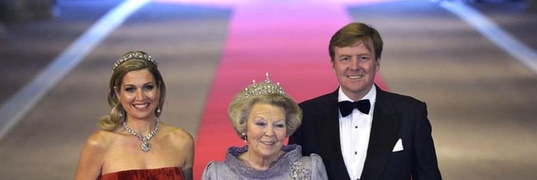 Após 33 anos de reinado, a rainha Beatrix abdicou oficialmente esta manhã em favor de seu filho mais velho, Willem-Alexander