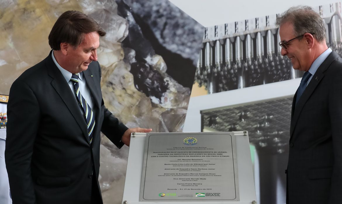  Presidente da República, Jair Bolsonaro descerra placa alusiva a inauguração da 8ª Cascata de Ultracentrífugas da Usina de Enriquecimento Isotópico de Urânio.
