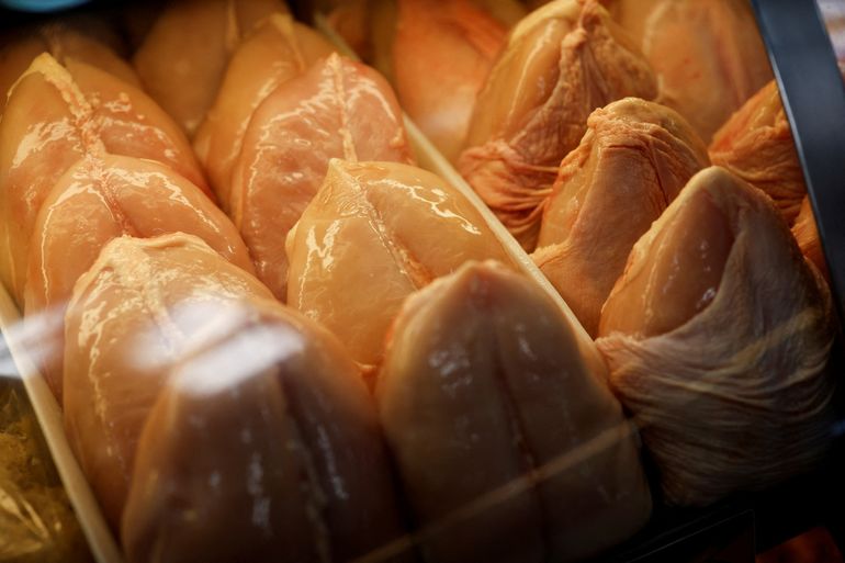 Gripe aviária. Chicken is displayed in a fridge in a market in Sao Paulo, Brazil May 20, 2025. REUTERS/Jorge Silva