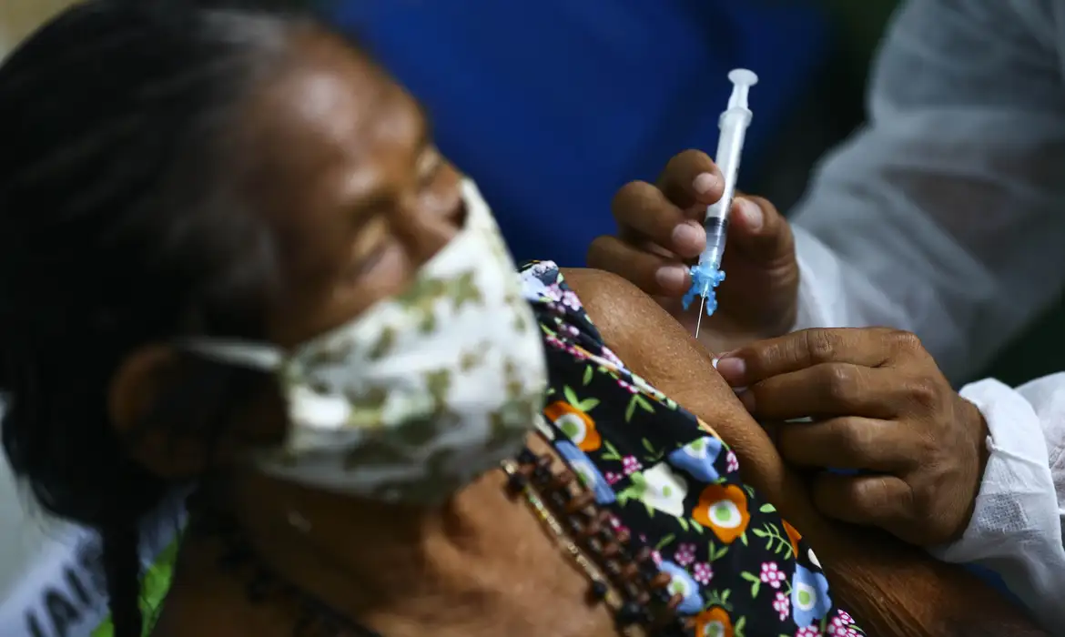 Vacinação na aldeia indígena Umariaçu, próximo a Tabatinga, Amazonas.