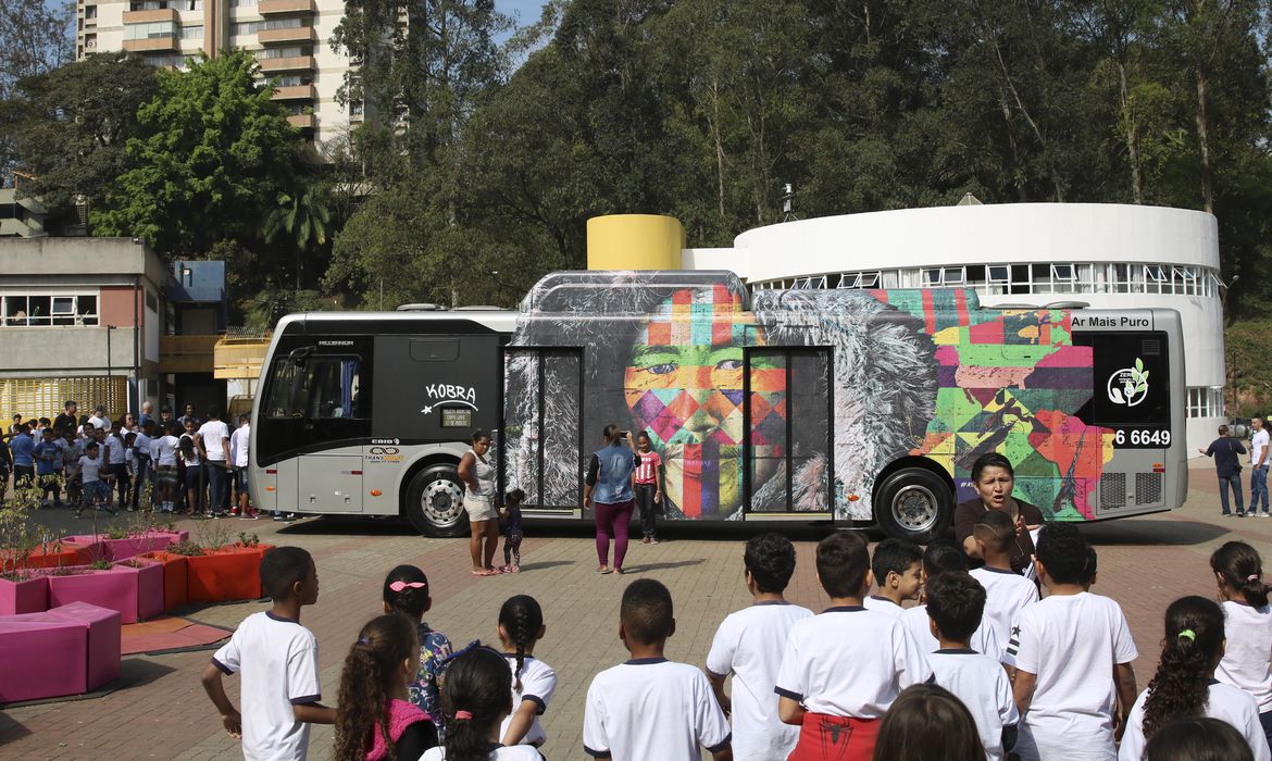 O CEU Paraisópolis recebe a exposição itinerante do artista plástico Eduardo Kobra, que transformou um ônibus numa galeria de arte, para percorrer os bairros periféricos de São Paulo.