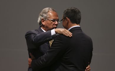O novo ministro da Economia, Paulo Guedes, e o ex-ministro da Fazenda, Eduardo Guardia, durante solenidade de transmissão de cargo.