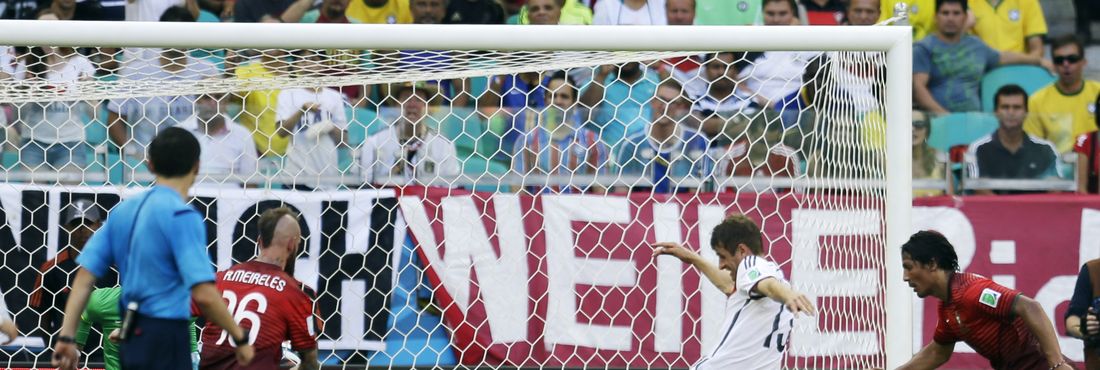 Thomas Mueller marca o terceiro gol da Alemanha, o seu segundo no jogo contra Portugal