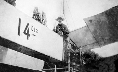 Santos Dumont em seu 14-Bis