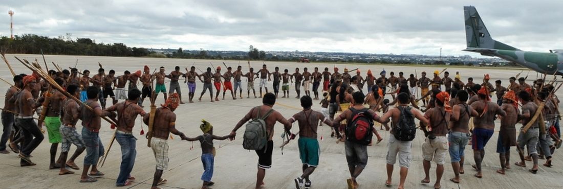 Brasília - Indios da tribo Munduruku chegam a Base Aérea para reunião com o ministro Gilberto Carvalho