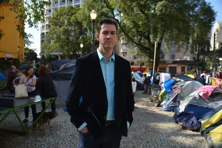 São Paulo - O coordenador estadual do Movimento Nacional de Direitos Humanos e conselheiro do Conselho Estadual de Defesa dos Direitos da Pessoa Humana, Ariel de Castro Alves, no acampamento dos desabrigados do prédio que desabou em maio no