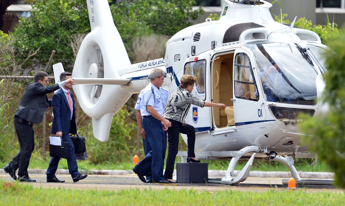 Brasília - A presidenta Dilma Rousseff vai de helicóptero para a Base Aérea, onde embarca para viagem oficial ao Rio de Janeiro  (José Cruz/Agência Brasil)
