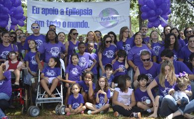 Brasília - Famílias de pessoas que têm epilepsia, condição neurológica que leva a crises de convulsão, se reuniram, no Parque da Cidade Sarah Kubitschek, em ato para marcar o Purple Day, ou Dia Roxo (José Cruz/Agência Brasil)