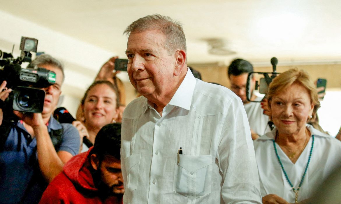 FILE PHOTO: Venezuelan opposition presidential candidate Edmundo Gonzalez looks on on the day he casts his vote in the country's presidential election, in Caracas, Venezuela July 28, 2024. REUTERS/Leonardo Fernandez Viloria/File Photo