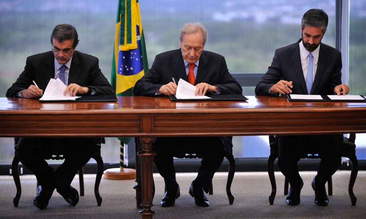 O ministros, José Eduardo Cardozo, Ricardo Lewandowski e o presidente do IDDD, Aruda Botelho Neto durante assinatura de acordos para a implantação do projeto “Audiência de Custódia” 