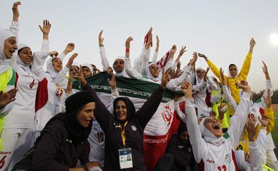 Jogadoras da seleção iraniana de futebol após vitória em torneio sub-16