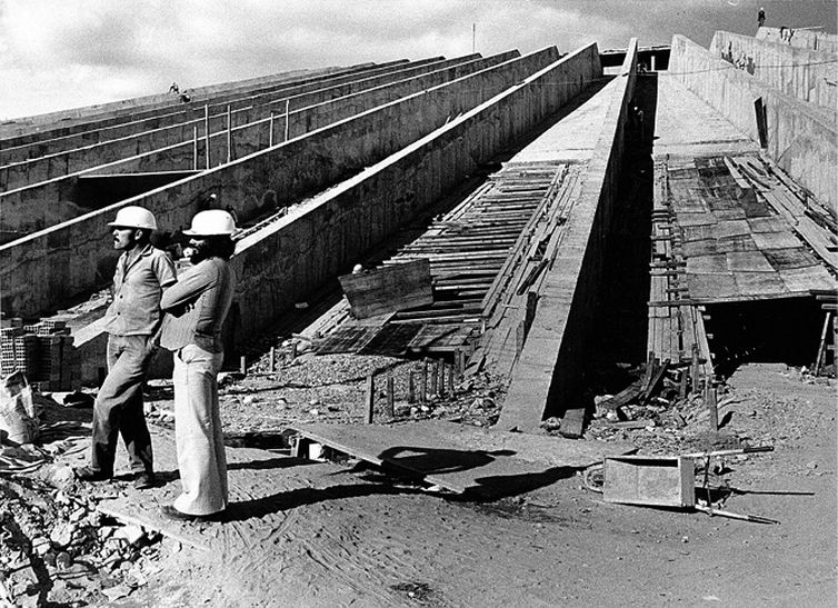 Operários conversam durante a obra de construção do Teatro Nacional, em 1959