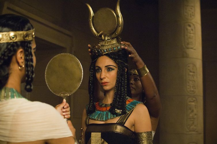 Cleópatra (Julia Anastasopoulos) vestida como a deusa Isis