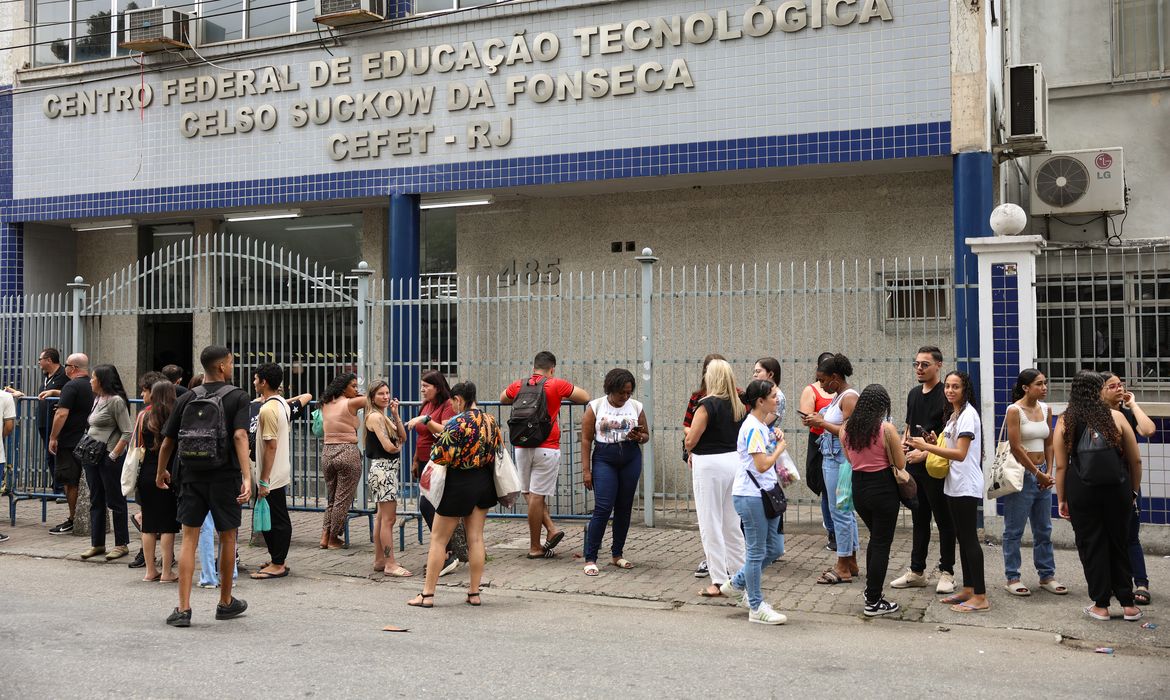 Rio de Janeiro (RJ), 16/11/2025 – Estudantes aguardam abertura dos portões no segundo dia do Exame Nacional do Ensino Médio (Enem), no Cefet Maracanã, na zona norte do Rio de Janeiro. Foto: Tomaz Silva/Agência Brasil