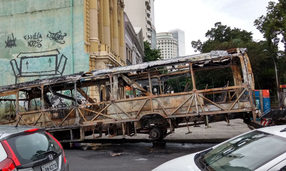 A visão dos ônibus queimados durante as manifestações no centro do Rio chamou a atenção de todos que passaram pelo local 
