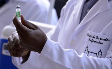 Servidor da Fiocruz prepara vacina de Oxford/AstraZeneca para a primeira aplicação no Brasil.