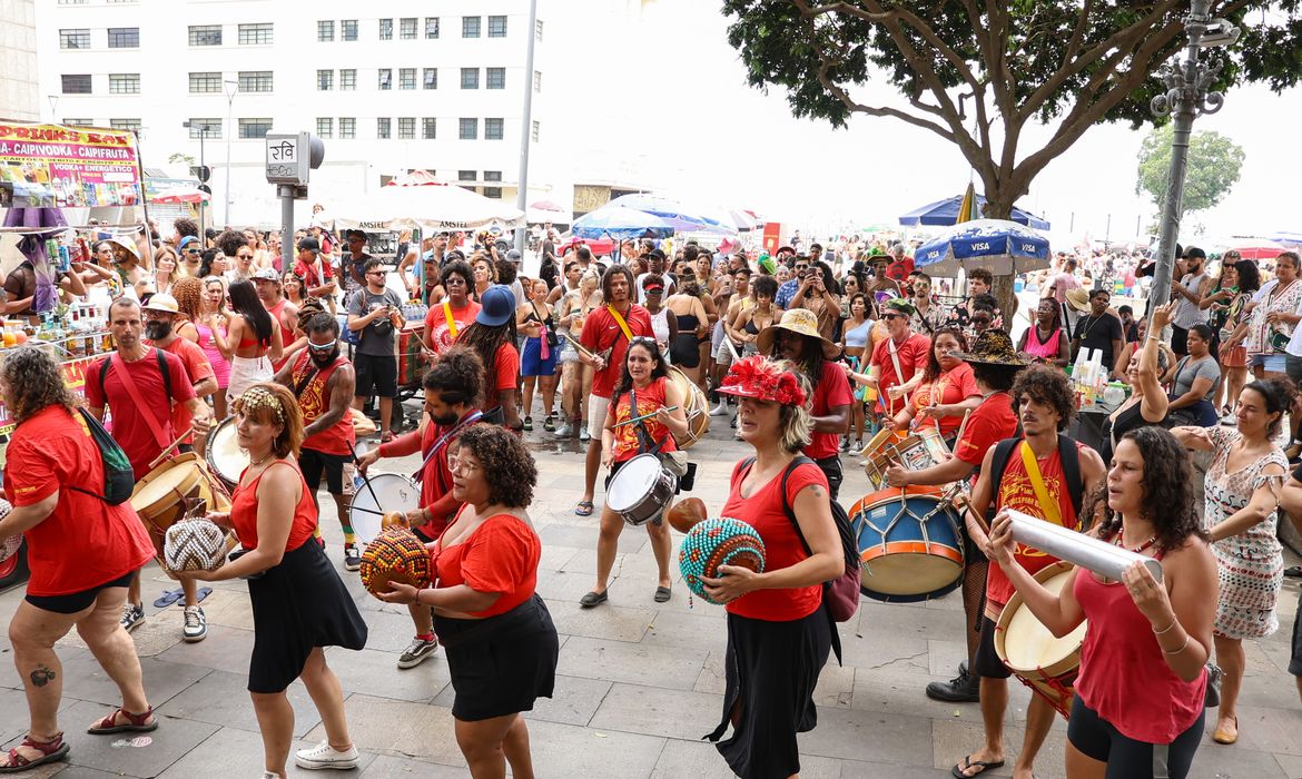 Rio de Janeiro (RJ), 05/01/2025 – Blocos de carnaval não oficiais desfilam pelas ruas do centro do Rio de Janeiro. Foto: Tomaz Silva/Agência Brasil
