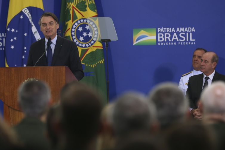 O presidente Jair Bolsonaro preside a solenidade de cumprimentos aos novos Oficiais Generais promovidos das Forças Armadas ao Presidente da República, no Palácio do Planalto, serão condecorados com a medalha da Vitória e a medalha Militar
