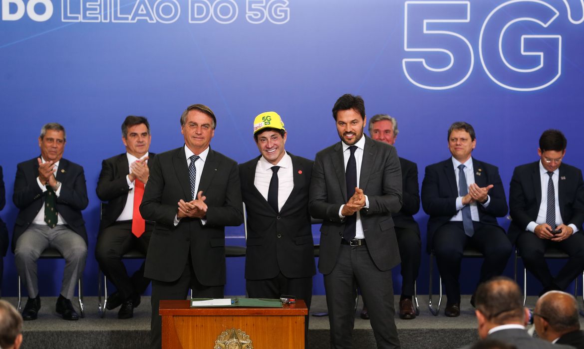 O presidente da República, Jair Bolsonaro, e o ministro das Comunicações, Fábio Faria, participam de cerimônia de assinatura de termos de autorização de uso de radiofrequências pelas empresas vencedoras das faixas do leilão do 5G