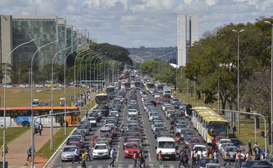 Saída antecipada de servidores torna mais lento trânsito na Esplanada