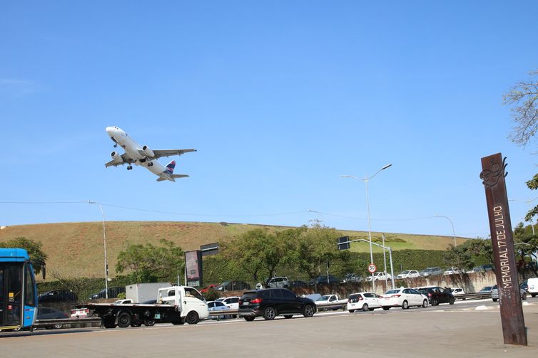 Avião da LATAM Airlines, anteriormente TAM Linhas Aéreas, decola do Aeroporto de Congonhas e sobrevoa o Memorial 17 de Julho.