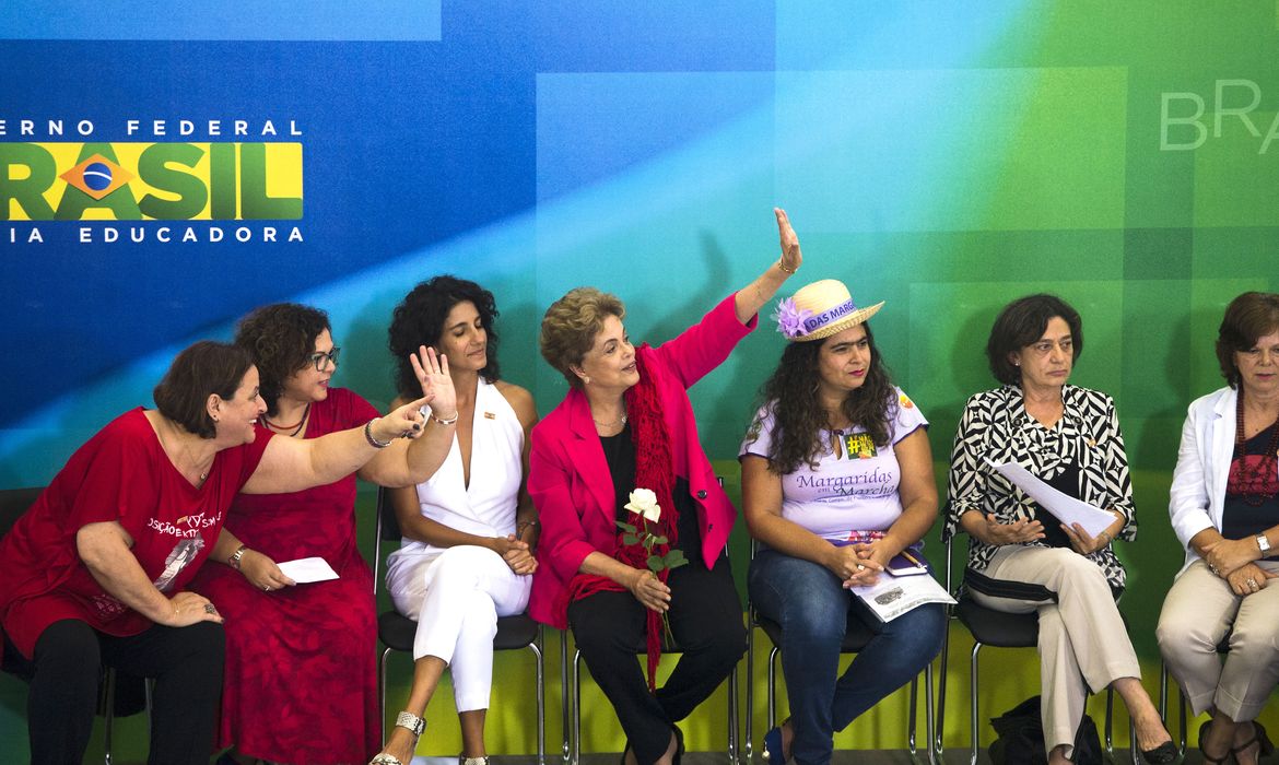 Brasília - A presidenta Dilma Rousseff participa de encontro com mulheres em defesa da democracia, no Palácio do Planalto. Ela foi recebida aos gritos de “O meu país, eu boto fé, porque ele é governado por mulher” e “Não vai ter golpe, vai