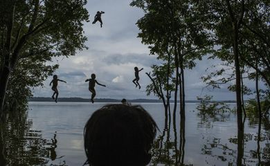 Foto do brasileiro Mauricio Lima, 2º lugar na categoria Vida Cotidiana do World Press Photo 2016. Imagem retrata grupo de crianças da tribo Munduruku brincando no Rio Tapajós, no Pará