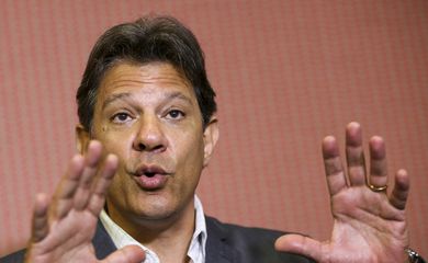 O candidato do PT à Presidência da República, Fernando Haddad, durante entrevista coletiva após encontro com dirigentes da Conferência Nacional dos Bispos do Brasil (CNBB), em Brasília.