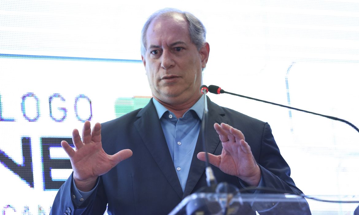 Ciro retorna ao Brasil e evita manifesta es sobre segundo turno