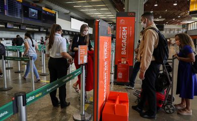 .Pessoas fazem check-in paa voo da Gol no aeroporto de Guarulhos durante a pandemia do coronavirus. 19/5/2020.REUTERS/Amanda Perobelli
