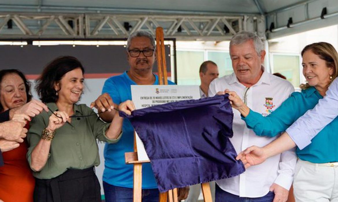 Niterói (RJ), 06.07.2024 - Ministra da Saúde Nísia Trindade durante cerimônia de entrega de 20 novos leitos e uma ambulância para renovação de frota do SAMU 192. Foto: Mateus Alves/MS