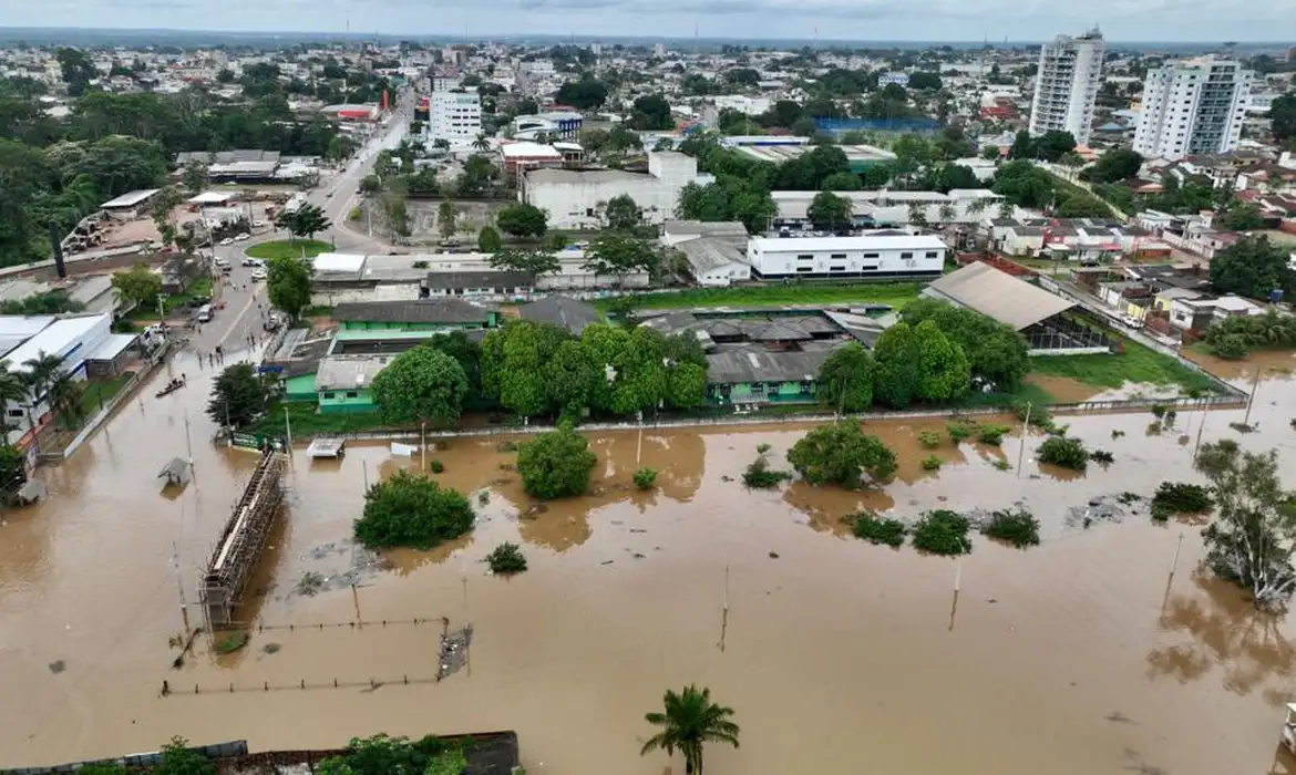 Rio Acre transborda com as chuvas e atinge milhares de famílias.