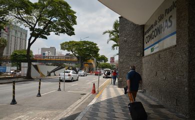 São Paulo - Passarela do Aeroporto de Congonhas, que permite a circulação de pedestres por cima da Avenida Washington Luís, foi reaberta ao público após dois anos de interdição (Rovena Rosa/Agência Brasil)