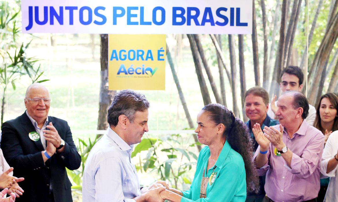  Candidato à Presidência pelo PSDB, Aécio Neves, durante encontro com a ex-senadora Marina Silva