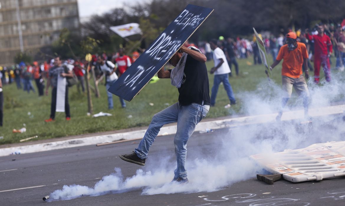 Brasília – Manifestantes que participam do ato contra o governo do presidente Michel Temer  entram em confronto com a Polícia Militar em frente ao Congresso Nacional (Marcelo Camargo/Agência Brasil)