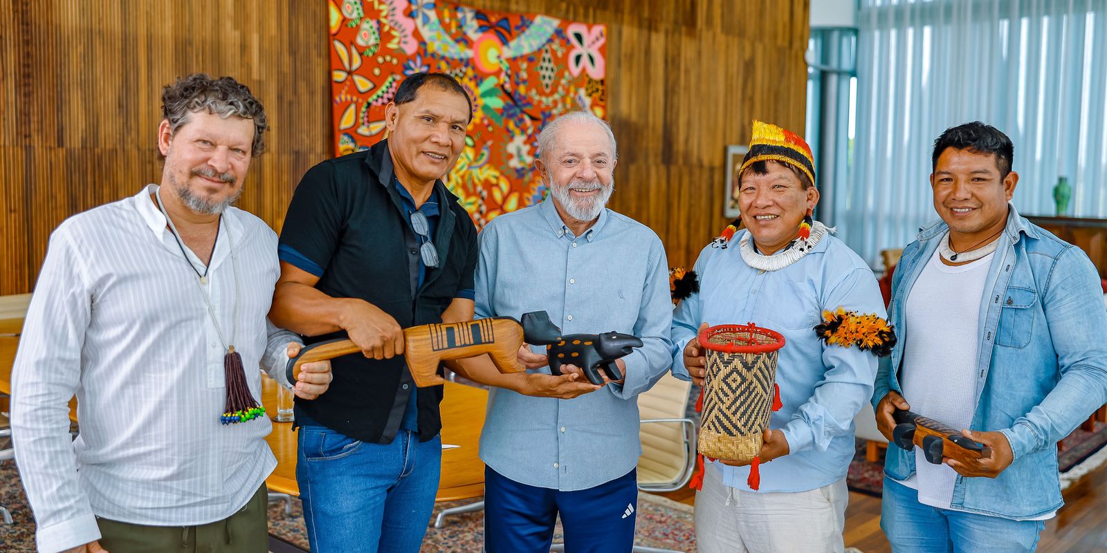 Lula recebe indígenas do Xingu e promete visita ao território Lula recebe indígenas do Xingu e promete visita ao território