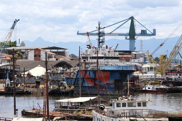 Embarcações abandonadas na Baía de Guanabara.