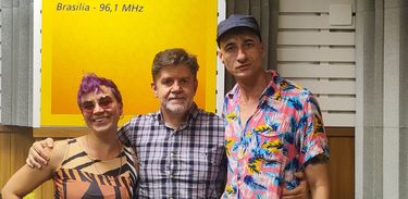 Malu Engel, cantora, e Vanderlei Costa, performer nos estúdios da Nacional