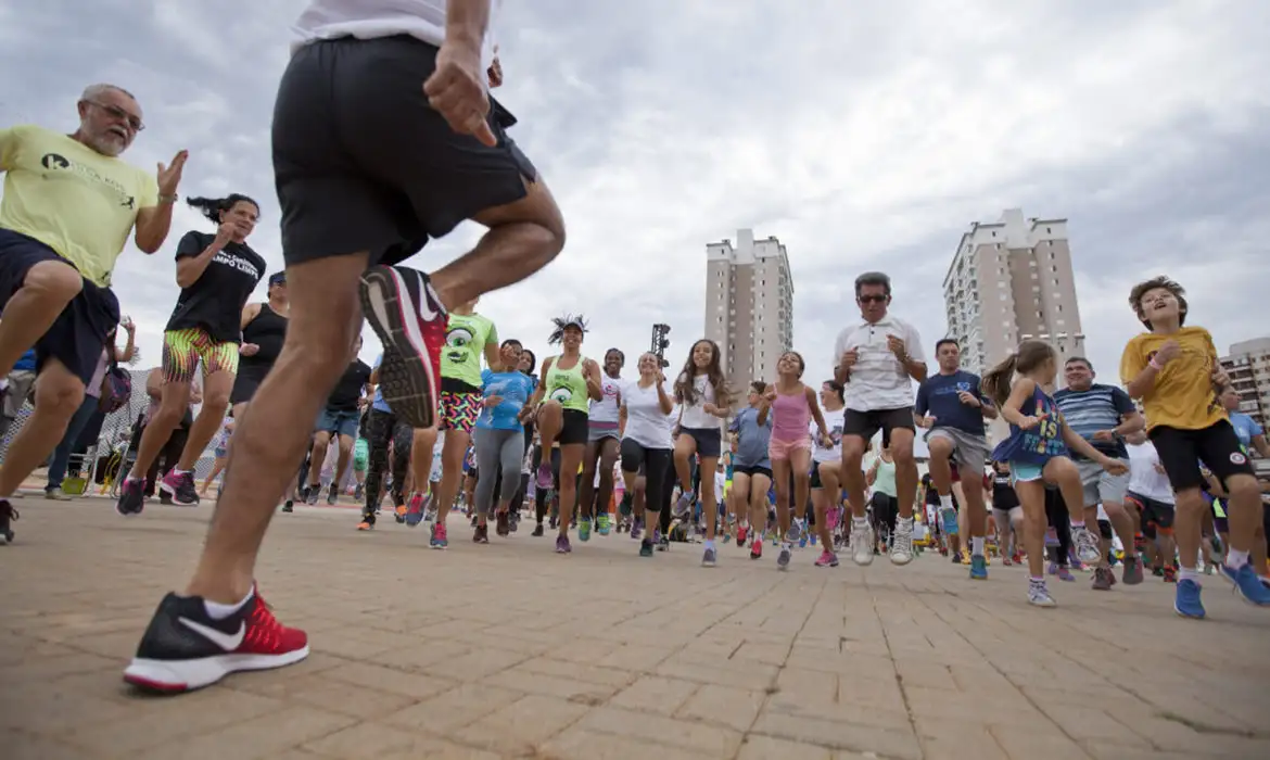São Paulo (SP), 06/01/2018 - Sesc SP promove evento no Dia Mundial do Lazer. Aquecimento para corrida 3km com Vanderlei Cordeiro de Lima. Foto: Zé Carlos Barretta/Sesc.