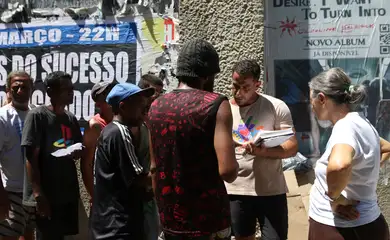 Rio de Janeiro (RJ), 02/03/2023 - Pessoas se organizam em fila para se cadastrarem para almoço gratuito no centro de acolhimento do projeto Fraternidade na Rua, na Lapa, região central da cidade. Foto:Tânia Rêgo/Agência Brasil