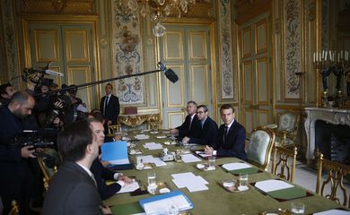 SMA201. Paris (France), 02/12/2018.- French President Emmanuel Macron (R) presides the start of a meeting at the Elysee Palace the day after clashes between police and yellow vest protesters, in Paris, France, 02 December 2018. The so-called 