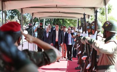O presidente da Repùblica, Jair Bolsonaro, participa da cerimônia de Brevetação dos Novos Paraquedistas.