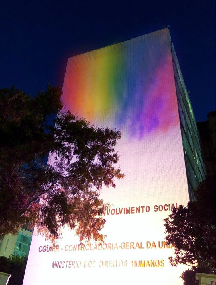 Ministério dos Direitos Humanos é iluminado na Semana de Luta contra LGBTfobia