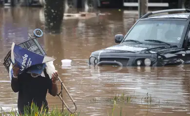 Um homem caminha por uma rua inundada após fortes chuvas em São Paulo, Brasil, 10 de fevereiro de 2020. REUTERS / Rahel Patrasso